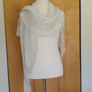 Jennifer Lopez Scarf off White and Silver